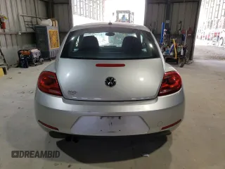 2014 Volkswagen Beetle Entry z VIN 3VWF17AT8EM645912, wystawiony jako Copart lot #49214225 z przebiegiem 152 204 mil mil oraz Czysty tytuł • Clean title. Historia ofert i sprzedaży dostępna na DreamBid. Obrazek 6.