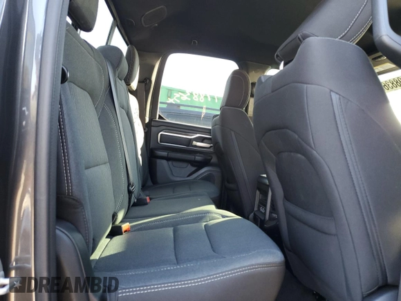 2024 Ram 1500 Big Horn z VIN 1C6SRFBT0RN210968, wystawiony jako Copart lot #49988365 z przebiegiem 7 678 mil mil oraz Szkoda całkowita • Salvage title. Historia ofert i sprzedaży dostępna na DreamBid. Obrazek 10.