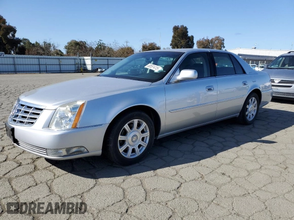 2010 Cadillac DTS 1SA z VIN 1G6KA5EY4AU126988, wystawiony jako Copart lot #49551415 z przebiegiem 114 768 mil mil oraz Czysty tytuł • Clean title. Historia ofert i sprzedaży dostępna na DreamBid. Obrazek 1.