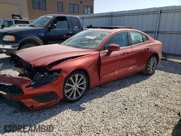 2019 Volvo S60 Momentum with VIN 7JR102FK3KG004077, listed as a Copart auction lot 56112404 with 32,166 mi miles and Salvage Title. Bid and sale history available at carsss.com. Image 1.