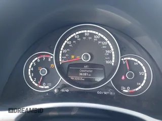 2014 Volkswagen Beetle 1.8T z VIN 3VWJ17AT9EM664866, wystawiony jako IAAI lot #42157223 z przebiegiem 36 381 mil mil oraz . Historia ofert i sprzedaży dostępna na DreamBid. Obrazek 7.