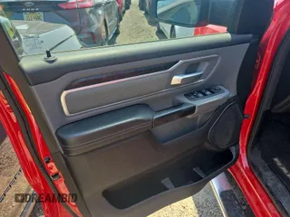 2022 Ram 1500 Big Horn z VIN 1C6RRFFG4NN179021, wystawiony jako IAAI lot #42510107 z przebiegiem 100 758 mil mil oraz . Historia ofert i sprzedaży dostępna na DreamBid. Obrazek 3.
