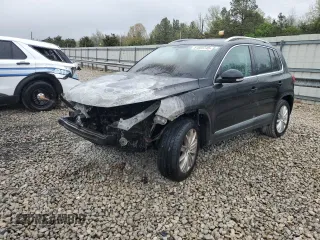 2015 Volkswagen Tiguan SE z VIN WVGBV7AXXFW606017, wystawiony jako Copart lot #51005745 z przebiegiem Nie podano mil oraz Szkoda całkowita • Salvage title. Historia ofert i sprzedaży dostępna na DreamBid. Obrazek 1.