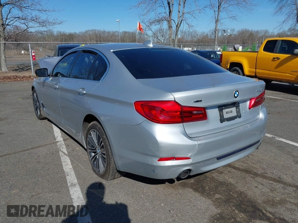2019 BMW 5 Series 530i xDrive z VIN WBAJA7C59KG909704, wystawiony jako IAAI lot #41740440 z przebiegiem Nie podano mil oraz . Historia ofert i sprzedaży dostępna na DreamBid. Obrazek 3.
