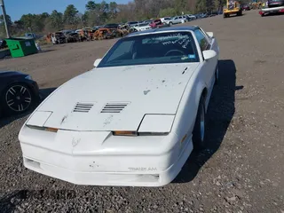 1990 Pontiac Firebird z VIN 1G2FW23F9LL206767, wystawiony jako IAAI lot #42081028 z przebiegiem 64 836 mil mil oraz . Historia ofert i sprzedaży dostępna na DreamBid. Obrazek 6.