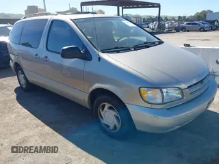 2000 Toyota Sienna LE with VIN 4T3ZF13C2YU268945, listed as a IAAI auction lot 41663351 with 195,705 mi miles. Bid and sale history available at carsss.com. Image 1.