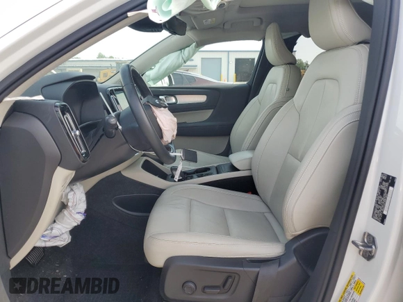 2021 Volvo XC40 Momentum z VIN YV4162UK5M2439826, wystawiony jako Copart lot #54480775 z przebiegiem 35 279 mil mil oraz Szkody całkowita. Historia ofert i sprzedaży dostępna na DreamBid. Obrazek 7.