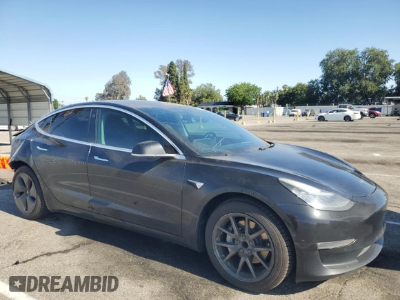 2018 Tesla Model 3 Long Range Battery z VIN 5YJ3E1EA8JF123005, wystawiony jako Copart lot #57272825 z przebiegiem 170 951 mil mil oraz Szkoda całkowita • Salvage title. Historia ofert i sprzedaży dostępna na DreamBid. Obrazek 4.