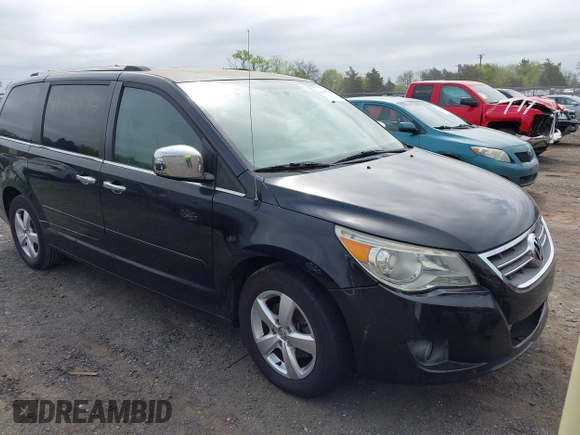 2011 Volkswagen Routan z VIN 2V4RW6DG6BR695681, wystawiony jako IAAI lot #42078872 z przebiegiem 141 730 mil mil oraz . Historia ofert i sprzedaży dostępna na DreamBid. Obrazek 1.