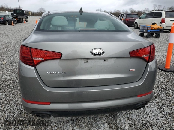 2013 Kia Optima LX z VIN 5XXGM4A70DG251868, wystawiony jako Copart lot #52921925 z przebiegiem 114 318 mil mil oraz Szkody całkowita. Historia ofert i sprzedaży dostępna na DreamBid. Obrazek 6.