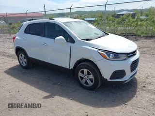 2020 Chevrolet Trax LT z VIN KL7CJPSB5LB002799, wystawiony jako IAAI lot #42247119 z przebiegiem 92 459 mil mil oraz . Historia ofert i sprzedaży dostępna na DreamBid. Obrazek 1.