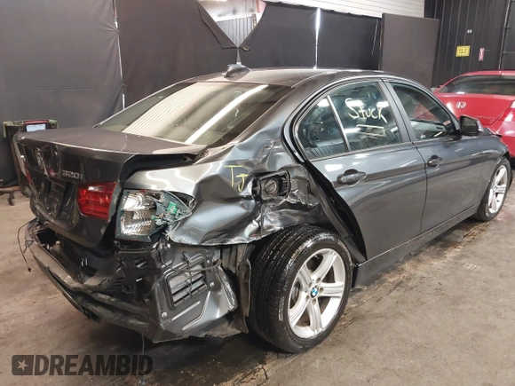 2015 BMW 3 Series 320i xDrive z VIN WBA3C3G57FNS76157, wystawiony jako IAAI lot #42042392 z przebiegiem 93 756 mil mil oraz . Historia ofert i sprzedaży dostępna na DreamBid. Obrazek 6.