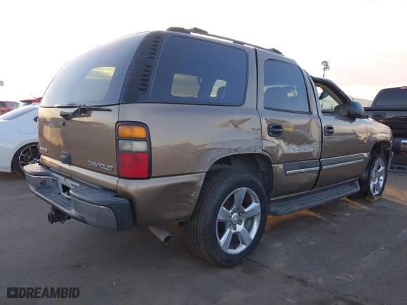 2004 Chevrolet Tahoe LT with VIN 1GNEC13ZX4R235169, listed as a IAAI auction lot 40823137 with 204,957 mi miles. Bid and sale history available at carsss.com. Image 4.