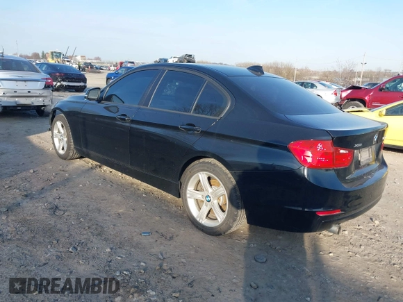 2013 BMW 3 Series 320i xDrive z VIN WBA3C3C54DF982886, wystawiony jako IAAI lot #41907850 z przebiegiem 104 020 mil mil oraz . Historia ofert i sprzedaży dostępna na DreamBid. Obrazek 3.