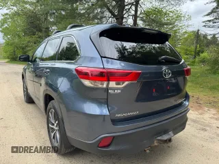 2017 Toyota Highlander XLE z VIN 5TDJZRFH5HS460260, wystawiony jako Copart lot #58095215 z przebiegiem 146 695 mil mil oraz Tytuł czysty. Historia ofert i sprzedaży dostępna na DreamBid. Obrazek 3.