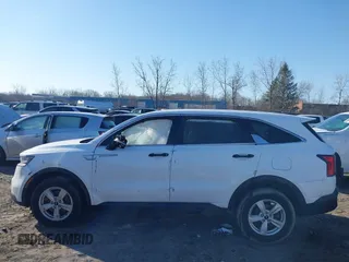 2022 Kia Sorento LX z VIN 5XYRGDLC7NG148891, wystawiony jako IAAI lot #41781953 z przebiegiem 58 100 mil mil oraz . Historia ofert i sprzedaży dostępna na DreamBid. Obrazek 14.