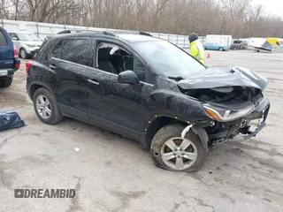 2019 Chevrolet Trax LT z VIN KL7CJPSB6KB957920, wystawiony jako IAAI lot #42011634 z przebiegiem 74 420 mil mil oraz . Historia ofert i sprzedaży dostępna na DreamBid. Obrazek 1.