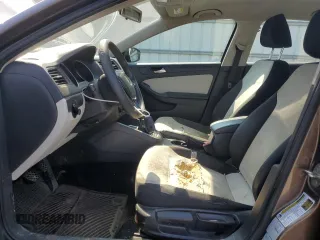 2015 Volkswagen Jetta S z VIN 3VW1K7AJ0FM285624, wystawiony jako Copart lot #62744225 z przebiegiem 96 183 mil mil oraz Czysty tytuł • Clean title. Historia ofert i sprzedaży dostępna na DreamBid. Obrazek 7.