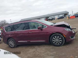 2017 Chrysler Pacifica Touring L z VIN 2C4RC1BG2HR535119, wystawiony jako IAAI lot #40891044 z przebiegiem 172 664 mil mil oraz . Historia ofert i sprzedaży dostępna na DreamBid. Obrazek 13.