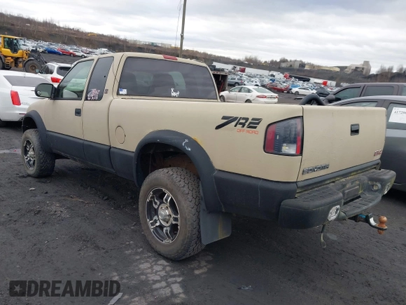 2003 GMC Sonoma SLS with VIN 1GTCT19X038212266, listed as a IAAI auction lot 41701463 with 151,555 mi miles. Bid and sale history available at carsss.com. Image 3.