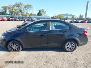 2018 Chevrolet Sonic LT z VIN 1G1JD5SB8J4121320, wystawiony jako IAAI lot #40604581 z przebiegiem 97 602 mil mil oraz . Historia ofert i sprzedaży dostępna na DreamBid. Obrazek 13.