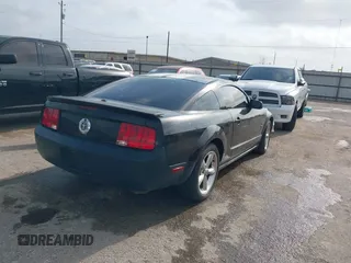 2008 Ford Mustang Deluxe with VIN 1ZVHT80N385150555, listed as a IAAI auction lot 41951656 with 195,708 mi miles. Bid and sale history available at carsss.com. Image 4.