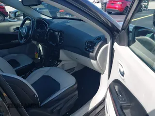 2019 Jeep Compass High Altitude with VIN 3C4NJDCB0KT811407, listed as a IAAI auction lot 42322906 with 90,198 mi miles and . Bid and sale history available at DreamBid. Image 5.