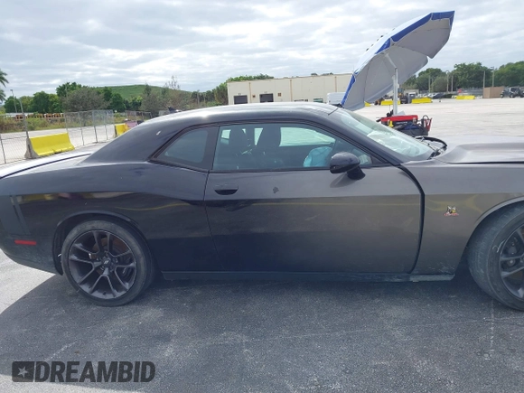2016 Dodge Challenger R/T Scat Pack z VIN 2C3CDZFJ2GH254938, wystawiony jako IAAI lot #40888589 z przebiegiem 114 582 mil mil oraz . Historia ofert i sprzedaży dostępna na DreamBid. Obrazek 14.