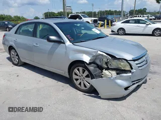 2005 Toyota Avalon XL z VIN 4T1BK36B75U019704, wystawiony jako IAAI lot #42388455 z przebiegiem 126 172 mil mil oraz . Historia ofert i sprzedaży dostępna na DreamBid. Obrazek 1.