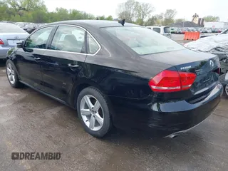 2012 Volkswagen Passat SE z VIN 1VWBP7A37CC005654, wystawiony jako IAAI lot #42019336 z przebiegiem 199 228 mil mil oraz . Historia ofert i sprzedaży dostępna na DreamBid. Obrazek 3.