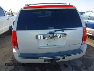 2008 Cadillac Escalade with VIN 1GYEC63868R231682, listed as a IAAI auction lot 41192659 with 194,604 mi miles. Bid and sale history available at carsss.com. Image 17.