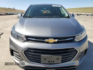 2020 Chevrolet Trax LS z VIN 3GNCJNSB3LL276516, wystawiony jako Copart lot #52796185 z przebiegiem 70 701 mil mil oraz Szkoda całkowita • Salvage title. Historia ofert i sprzedaży dostępna na DreamBid. Obrazek 5.