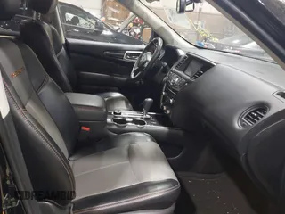 2020 Nissan Pathfinder SL z VIN 5N1DR2CM8LC618506, wystawiony jako IAAI lot #42057155 z przebiegiem 34 221 mil mil oraz . Historia ofert i sprzedaży dostępna na DreamBid. Obrazek 5.