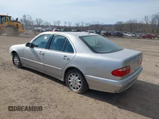 2000 Mercedes-Benz E-Class with VIN WDBJF82J0YX037784, listed as a IAAI auction lot 41768970 with 144,062 mi miles. Bid and sale history available at carsss.com. Image 3.