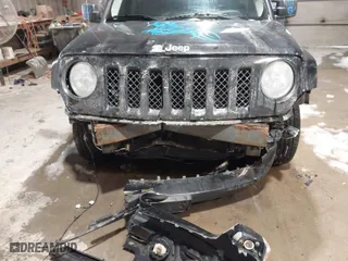 2014 Jeep Patriot Latitude with VIN 1C4NJRFBXED510937, listed as a IAAI auction lot 41577060 with 146,403 mi miles. Bid and sale history available at carsss.com. Image 6.