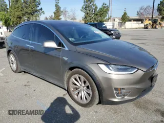 2016 Tesla Model X 70D z VIN 5YJXCBE23GF010836, wystawiony jako Copart lot #57512055 z przebiegiem 115 475 mil mil oraz Szkody całkowita. Historia ofert i sprzedaży dostępna na DreamBid. Obrazek 4.
