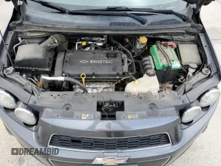 2013 Chevrolet Sonic LTZ z VIN 1G1JE5SH0D4102525, wystawiony jako Copart lot #60976595 z przebiegiem 138 420 mil mil oraz Szkoda całkowita • Salvage title. Historia ofert i sprzedaży dostępna na DreamBid. Obrazek 11.
