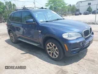 2013 BMW X5 xDrive35i z VIN 5UXZV4C55D0B04708, wystawiony jako IAAI lot #42502763 z przebiegiem 199 753 mil mil oraz . Historia ofert i sprzedaży dostępna na DreamBid. Obrazek 1.
