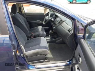 2007 Nissan Versa SL z VIN 3N1BC11E27L456176, wystawiony jako IAAI lot #42448244 z przebiegiem 195 387 mil mil oraz . Historia ofert i sprzedaży dostępna na DreamBid. Obrazek 5.