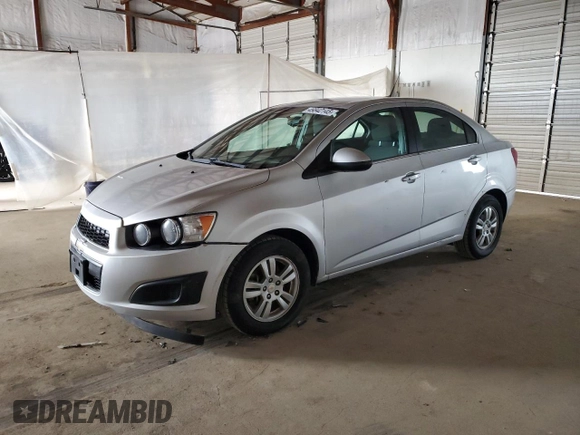 2012 Chevrolet Sonic LT z VIN 1G1JD5SH0C4160507, wystawiony jako Copart lot #49842145 z przebiegiem 134 777 mil mil oraz Czysty tytuł • Clean title. Historia ofert i sprzedaży dostępna na DreamBid. Obrazek 1.