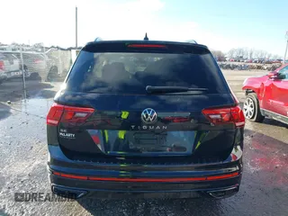 2023 Volkswagen Tiguan SE R-Line Black z VIN 3VVCB7AX5PM100499, wystawiony jako IAAI lot #41261505 z przebiegiem 26 677 mil mil oraz . Historia ofert i sprzedaży dostępna na DreamBid. Obrazek 16.