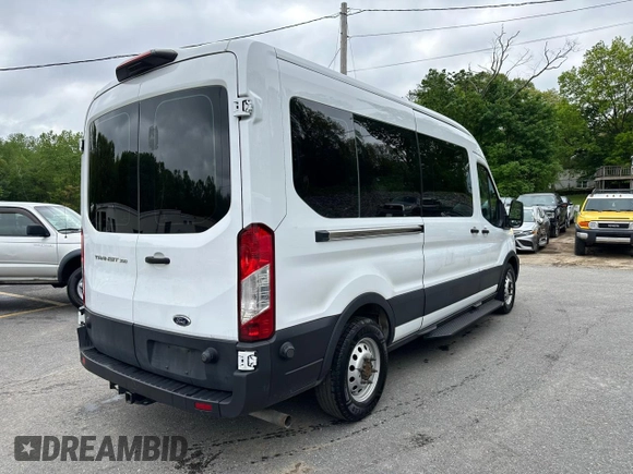 2020 Ford Transit Passenger XL z VIN 1FBAX9C8XLKB11657, wystawiony jako Copart lot #57572315 z przebiegiem 127 139 mil mil oraz Tytuł czysty. Historia ofert i sprzedaży dostępna na DreamBid. Obrazek 3.