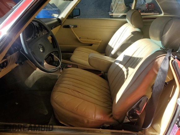 1981 Mercedes-Benz 380 SL z VIN WDBBA45A0BB001850, wystawiony jako Copart lot #41614565 z przebiegiem 125 658 mil mil oraz Czysty tytuł • Clean title. Historia ofert i sprzedaży dostępna na DreamBid. Obrazek 7.