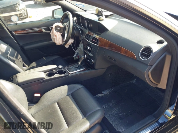 2014 Mercedes-Benz C 250 Sport z VIN WDDGF4HB3EG205312, wystawiony jako IAAI lot #42187909 z przebiegiem 136 079 mil mil oraz . Historia ofert i sprzedaży dostępna na DreamBid. Obrazek 5.