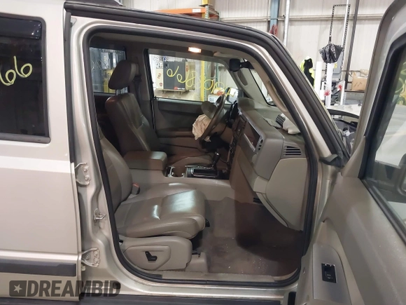 2008 Jeep Commander Sport z VIN 1J8HG48K58C218806, wystawiony jako IAAI lot #41908866 z przebiegiem 188 021 mil mil oraz . Historia ofert i sprzedaży dostępna na DreamBid. Obrazek 5.