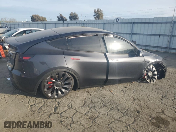 2024 Tesla Model Y Performance z VIN 7SAYGDEF3RF078535, wystawiony jako Copart lot #45749495 z przebiegiem 8 852 mil mil oraz Szkoda całkowita • Salvage title. Historia ofert i sprzedaży dostępna na DreamBid. Obrazek 3.