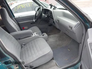 1994 Ford Explorer Eddie Bauer z VIN 1FMDU34X8RUE72074, wystawiony jako IAAI lot #42738965 z przebiegiem 87 431 mil mil oraz . Historia ofert i sprzedaży dostępna na DreamBid. Obrazek 5.