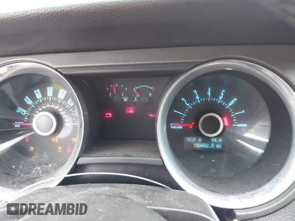 2013 Ford Mustang V6 z VIN 1ZVBP8EM4D5221864, wystawiony jako IAAI lot #42525497 z przebiegiem 130 482 mil mil oraz . Historia ofert i sprzedaży dostępna na DreamBid. Obrazek 7.