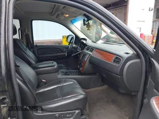 2007 Chevrolet Tahoe LT z VIN 1GNFC13077R275025, wystawiony jako IAAI lot #42255620 z przebiegiem 265 807 mil mil oraz . Historia ofert i sprzedaży dostępna na DreamBid. Obrazek 5.