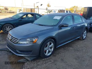 2013 Volkswagen Passat SE z VIN 1VWBP7A38DC123620, wystawiony jako IAAI lot #41275310 z przebiegiem 96 425 mil mil oraz . Historia ofert i sprzedaży dostępna na DreamBid. Obrazek 16.